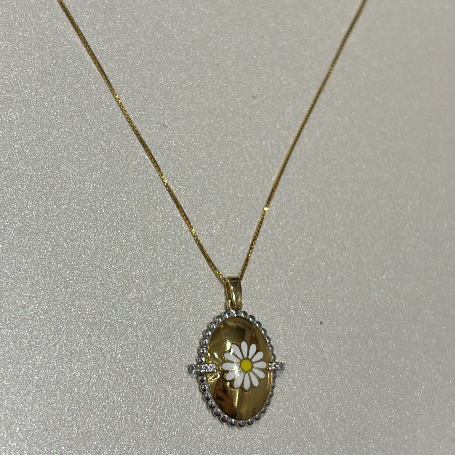 Daisy Glow Medallion Necklace